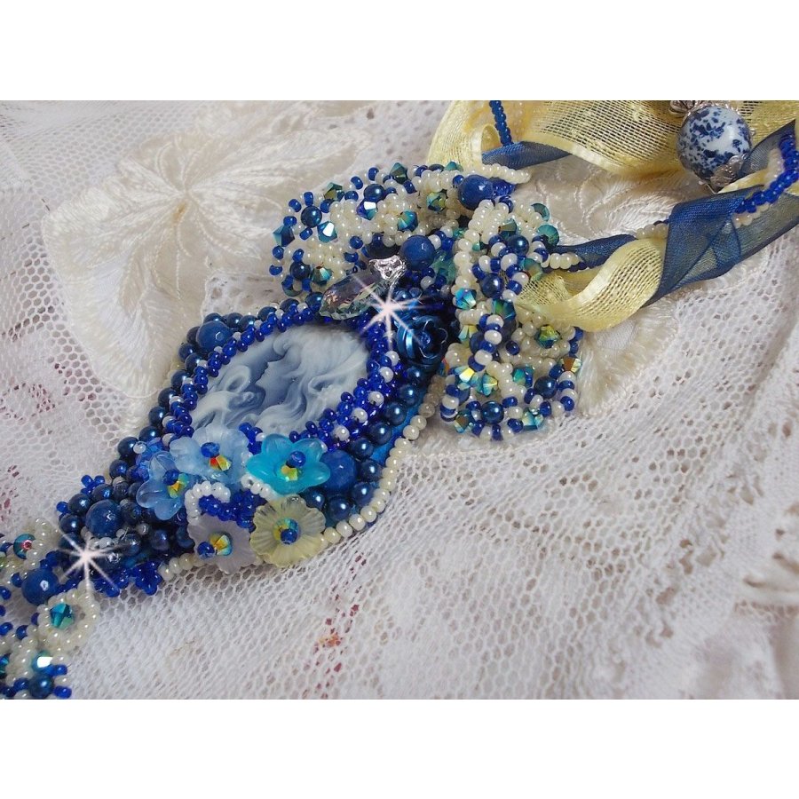 Blue Palace Haute-Couture-Anhängerkette mit bunten Rocailles und Swarovski-Kristallen