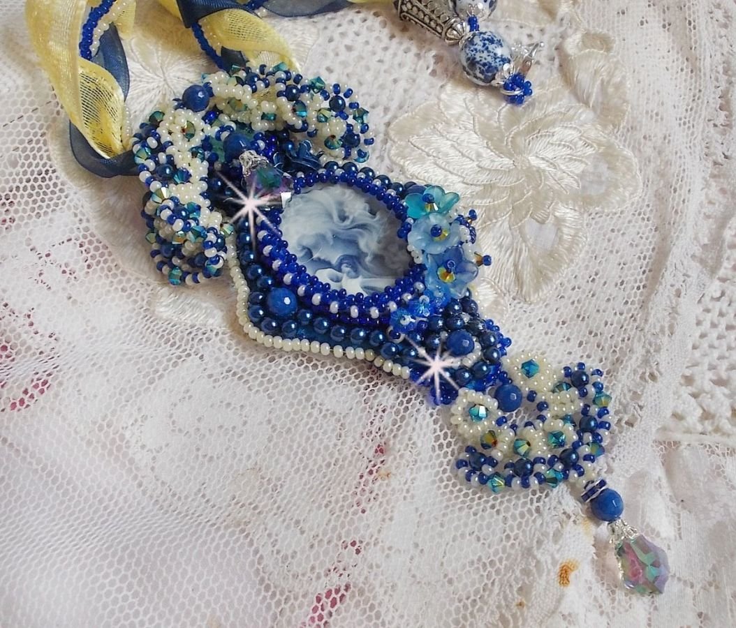 Blue Palace Haute-Couture-Anhängerkette mit bunten Rocailles und Swarovski-Kristallen