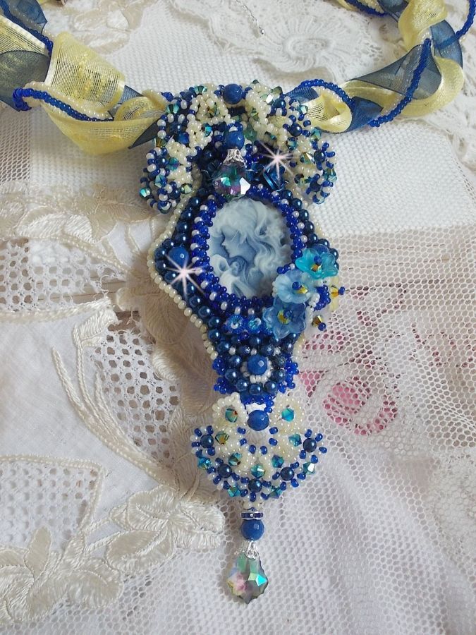 Blue Palace Haute-Couture-Anhängerkette mit bunten Rocailles und Swarovski-Kristallen