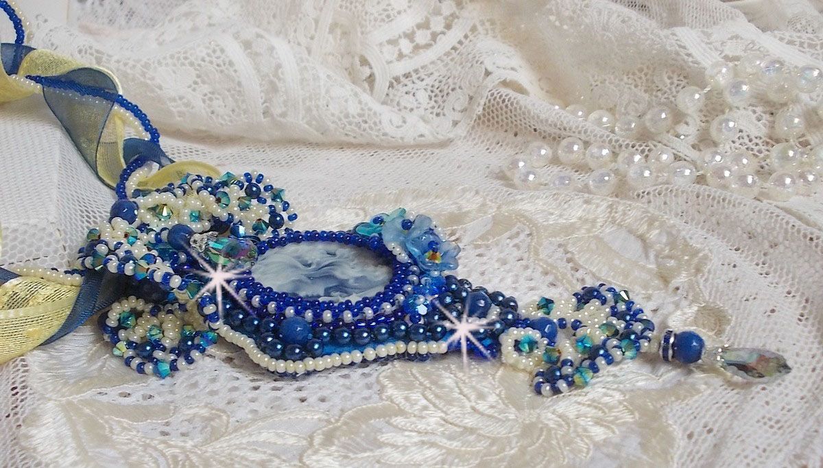 Blue Palace Haute-Couture-Anhängerkette mit bunten Rocailles und Swarovski-Kristallen