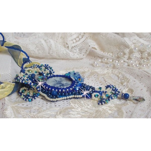 Blue Palace Haute-Couture-Anhängerkette mit bunten Rocailles und Swarovski-Kristallen