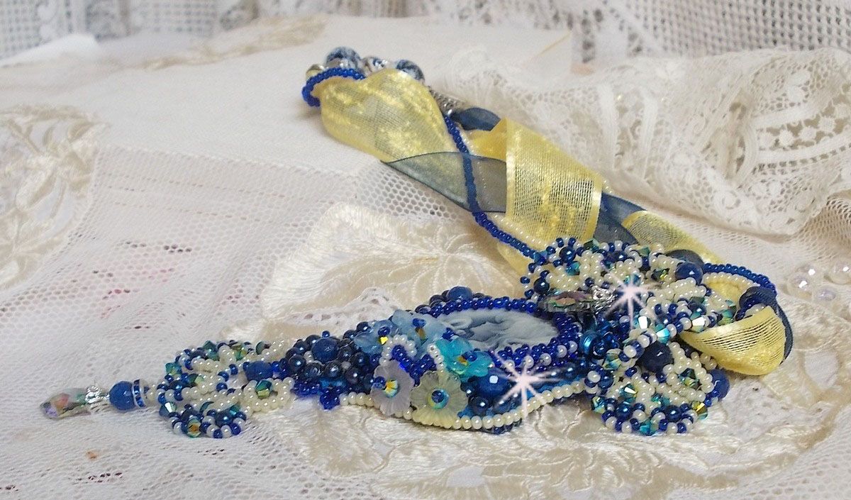 Blue Palace Haute-Couture-Anhängerkette mit bunten Rocailles und Swarovski-Kristallen