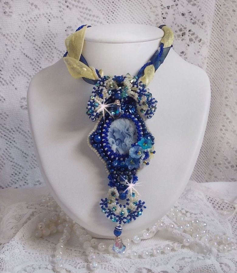 Blue Palace Haute-Couture-Anhängerkette mit bunten Rocailles und Swarovski-Kristallen