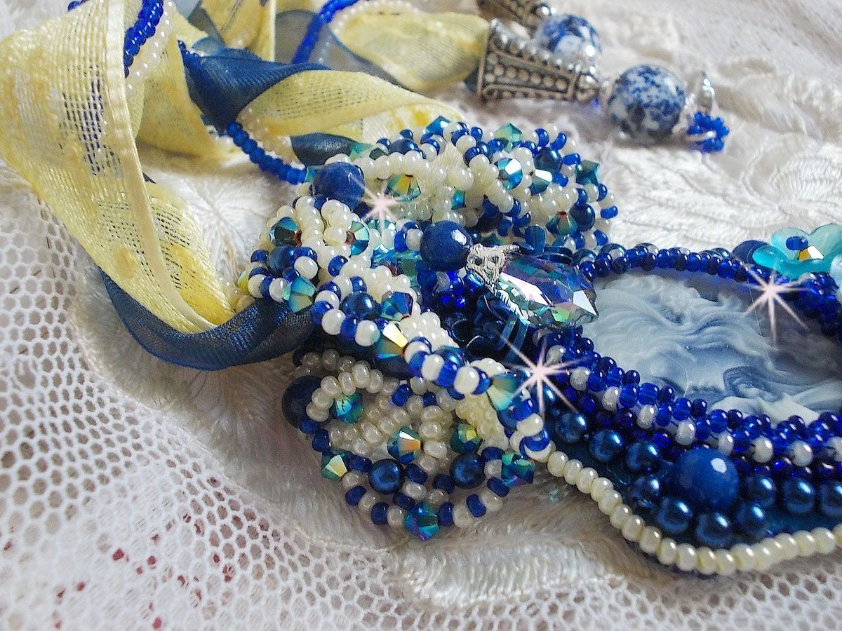 Blue Palace Haute-Couture-Anhängerkette mit bunten Rocailles und Swarovski-Kristallen