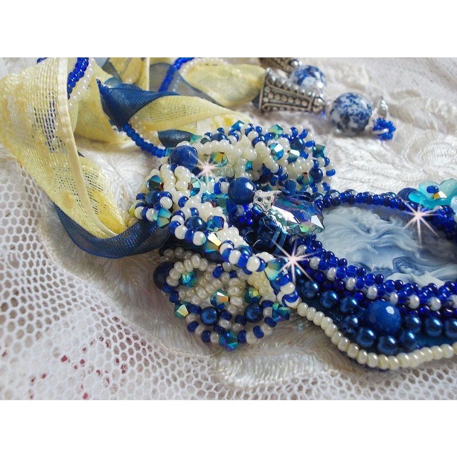 Blue Palace Haute-Couture-Anhängerkette mit bunten Rocailles und Swarovski-Kristallen