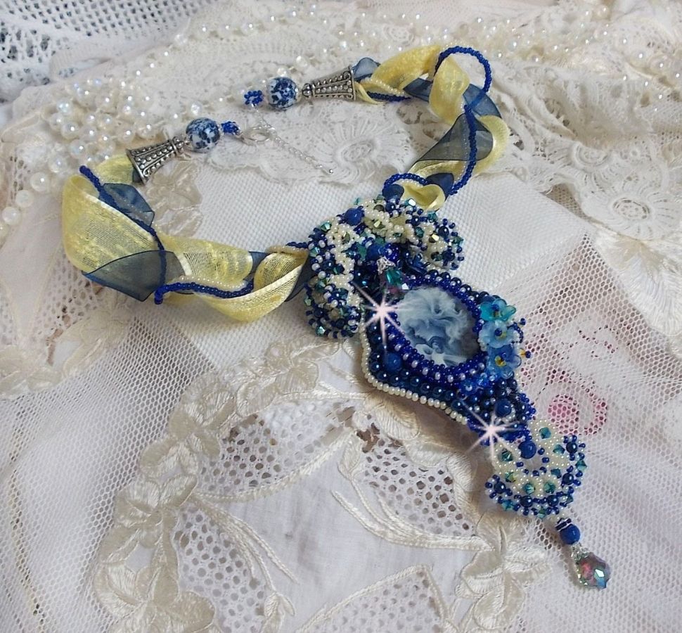 Blue Palace Haute-Couture-Anhängerkette mit bunten Rocailles und Swarovski-Kristallen