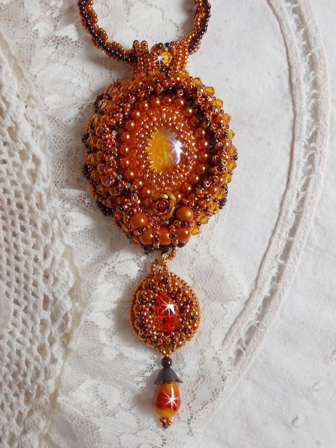 Lady in Orange Anhänger Halskette ist mit Swarovski-Kristallen, Miyuki Rocailles und Perlen bestickt.magisch