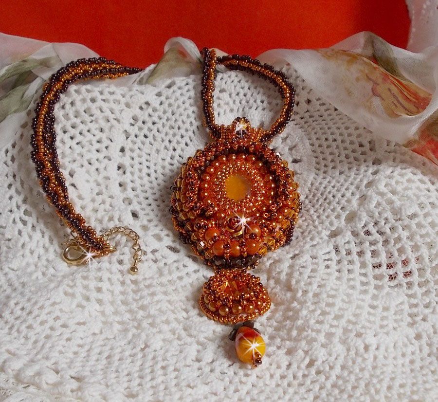 Lady in Orange Anhänger Halskette ist mit Swarovski-Kristallen, Miyuki Rocailles und Perlen bestickt.magisch