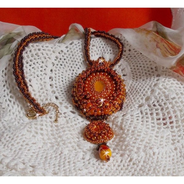 Lady in Orange Anh&auml;nger Halskette ist mit Swarovski-Kristallen, Miyuki Rocailles und Perlen bestickt.magisch