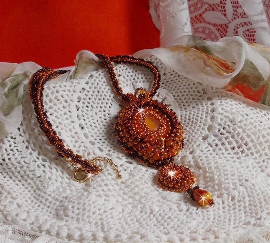 Lady in Orange Anhänger Halskette ist mit Swarovski-Kristallen, Miyuki Rocailles und Perlen bestickt.magisch