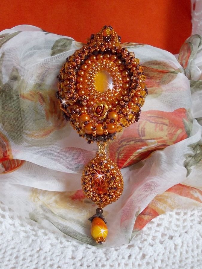 Lady in Orange Anhänger Halskette ist mit Swarovski-Kristallen, Miyuki Rocailles und Perlen bestickt.magisch