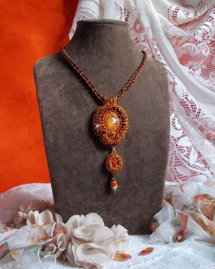 Lady in Orange Anhänger Halskette ist mit Swarovski-Kristallen, Miyuki Rocailles und Perlen bestickt.magisch