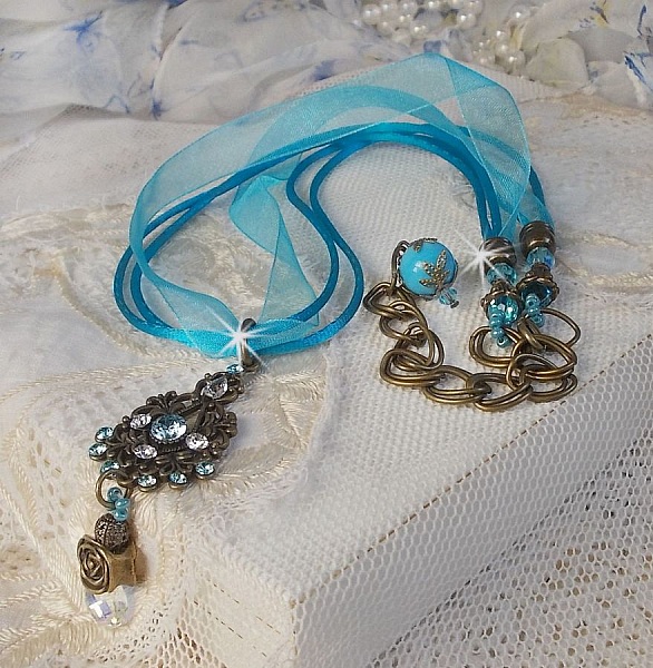 Lady in Blue-Anh&auml;ngerkette montiert mit Swarovski-Kristallen, Blumeneinlagen, Laubschalen und B&auml;ndern