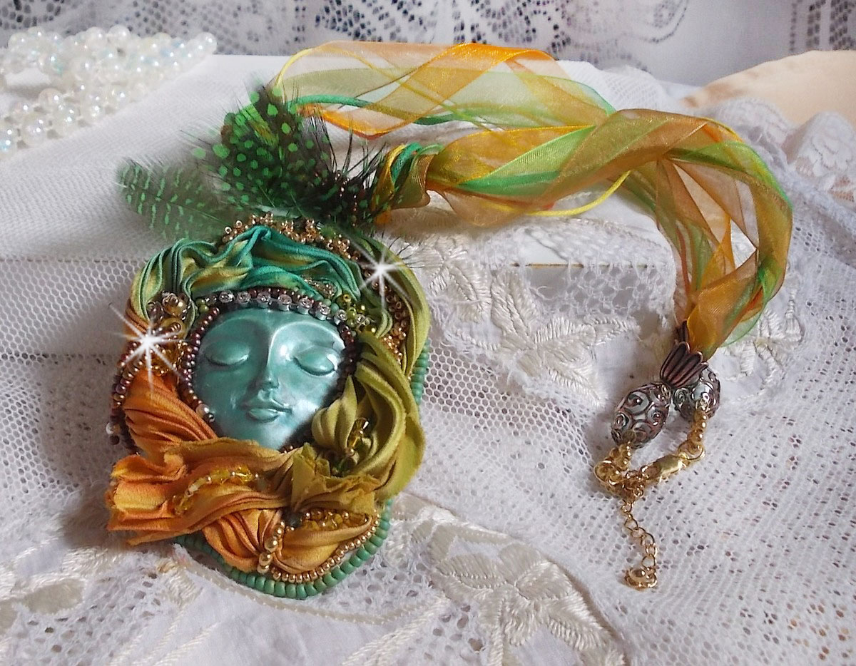 Collier pendentif Lune Vénitienne brodé avec un très beau ruban de soie, des cristaux de Swarovski et d'autres perles de qualité 