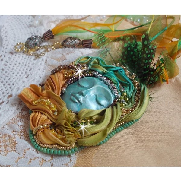 Collier pendentif Lune V&eacute;nitienne brod&eacute; avec un tr&egrave;s beau ruban de soie, des cristaux de Swarovski et d'autres perles de qualit&eacute; 