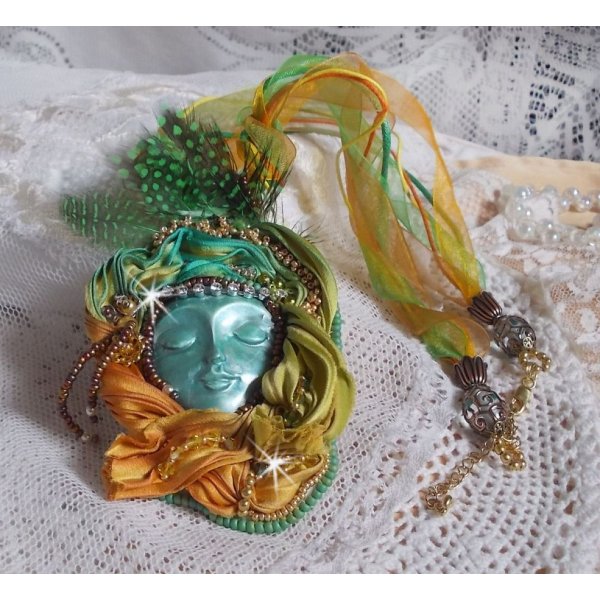 Collier pendentif Lune V&eacute;nitienne brod&eacute; avec un tr&egrave;s beau ruban de soie, des cristaux de Swarovski et d'autres perles de qualit&eacute; 