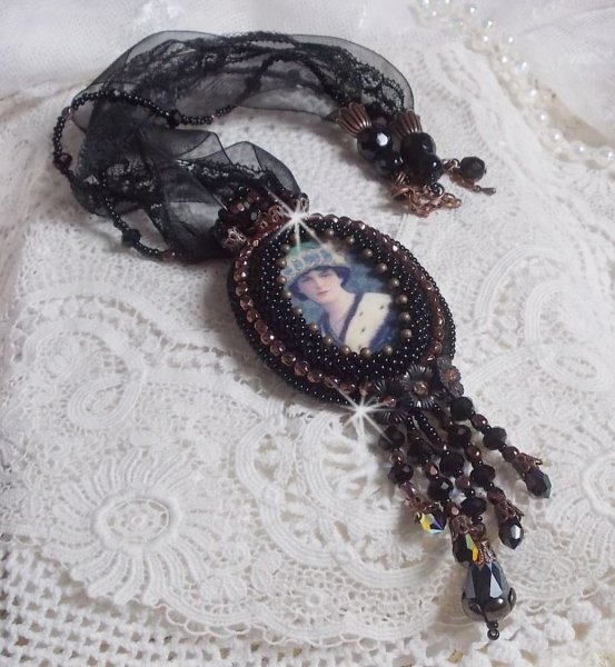 Midnight Daisy-Anh&auml;nger-Halskette gekleidet in schwarze Perlen mit Swarovski-Kristallen