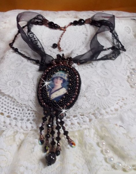 Midnight Daisy-Anh&auml;nger-Halskette gekleidet in schwarze Perlen mit Swarovski-Kristallen