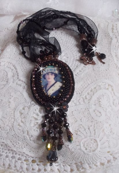 Midnight Daisy-Anh&auml;nger-Halskette gekleidet in schwarze Perlen mit Swarovski-Kristallen