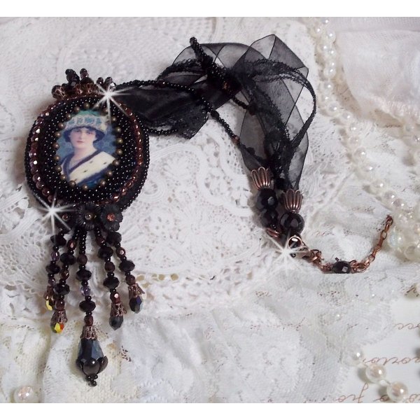 Midnight Daisy-Anh&auml;nger-Halskette gekleidet in schwarze Perlen mit Swarovski-Kristallen