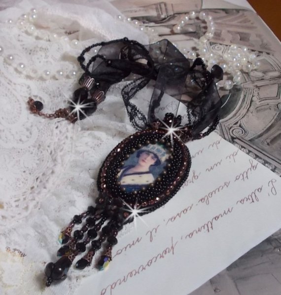 Midnight Daisy-Anh&auml;nger-Halskette gekleidet in schwarze Perlen mit Swarovski-Kristallen