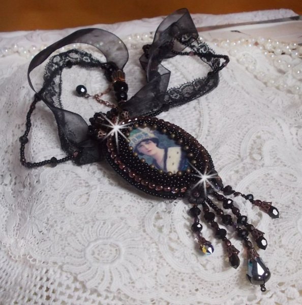 Midnight Daisy-Anh&auml;nger-Halskette gekleidet in schwarze Perlen mit Swarovski-Kristallen