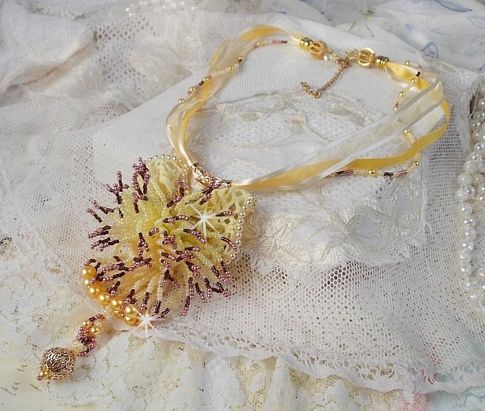 La Petite Robe Jaune Anh&auml;nger-Halskette mit Rocailles-Perlen, Swarovski-Perlen und anderen.