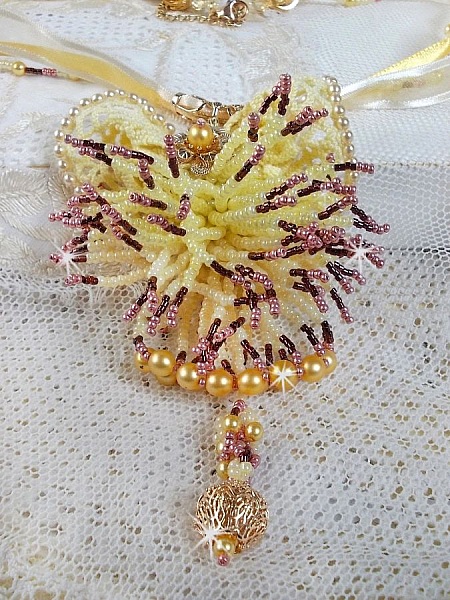La Petite Robe Jaune Anh&auml;nger-Halskette mit Rocailles-Perlen, Swarovski-Perlen und anderen.