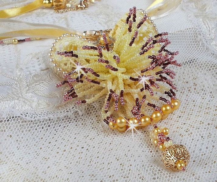 La Petite Robe Jaune Anh&auml;nger-Halskette mit Rocailles-Perlen, Swarovski-Perlen und anderen.