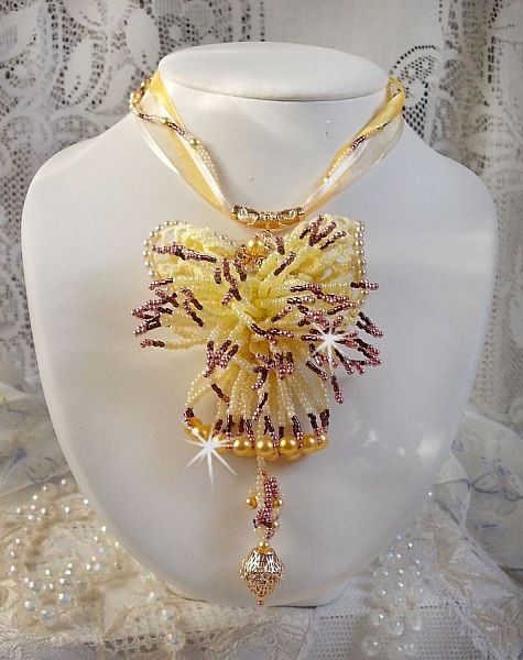La Petite Robe Jaune Anh&auml;nger-Halskette mit Rocailles-Perlen, Swarovski-Perlen und anderen.