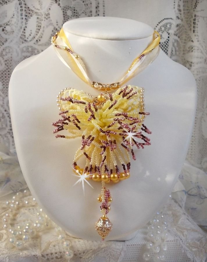 La Petite Robe Jaune Anhänger-Halskette mit Rocailles-Perlen, Swarovski-Perlen und anderen.