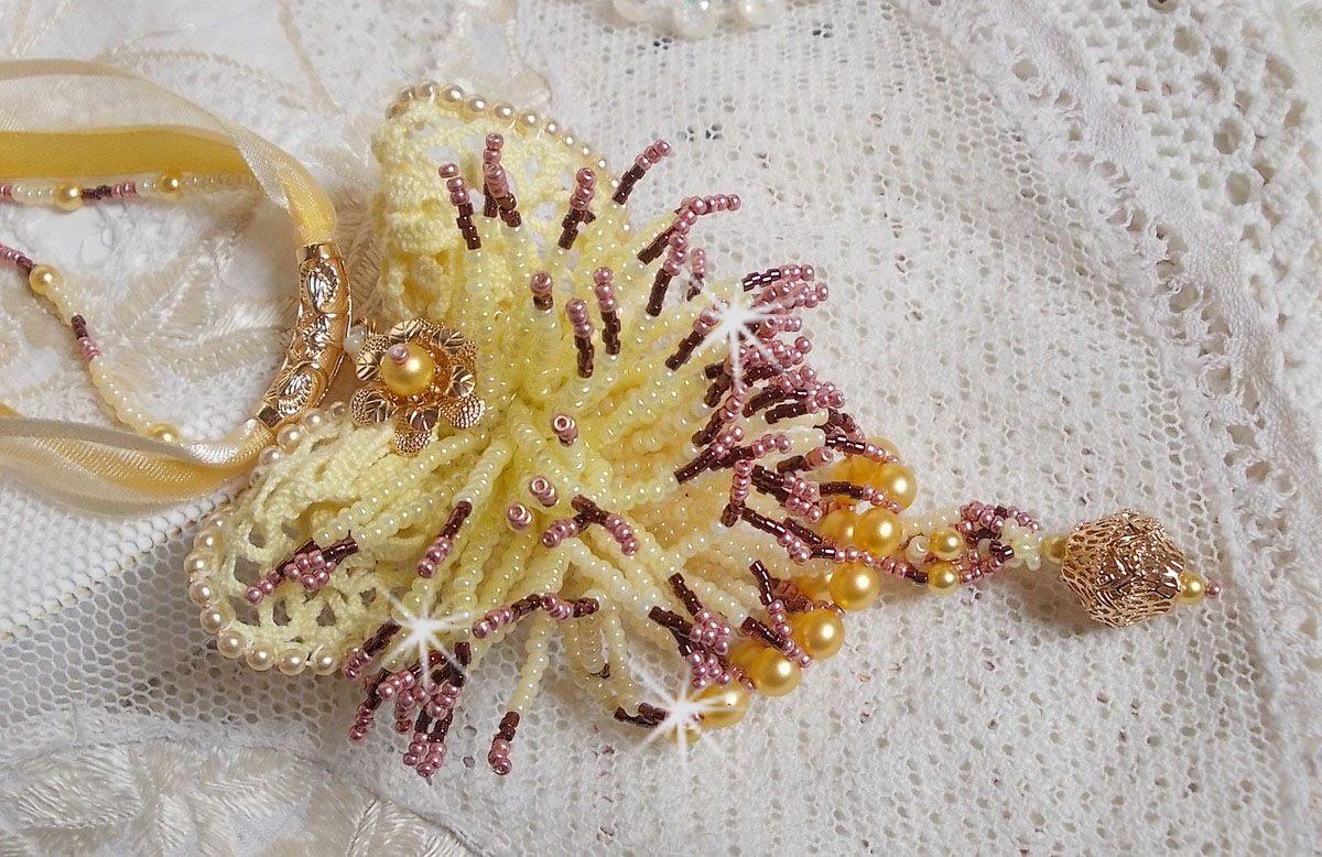 La Petite Robe Jaune Anhänger-Halskette mit Rocailles-Perlen, Swarovski-Perlen und anderen.