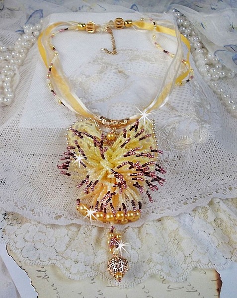 La Petite Robe Jaune Anh&auml;nger-Halskette mit Rocailles-Perlen, Swarovski-Perlen und anderen.