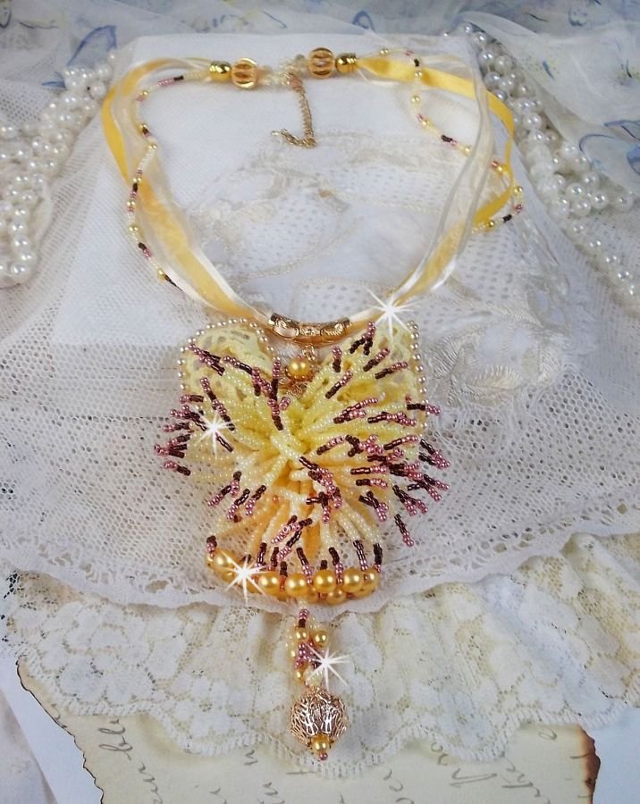 La Petite Robe Jaune Anhänger-Halskette mit Rocailles-Perlen, Swarovski-Perlen und anderen.