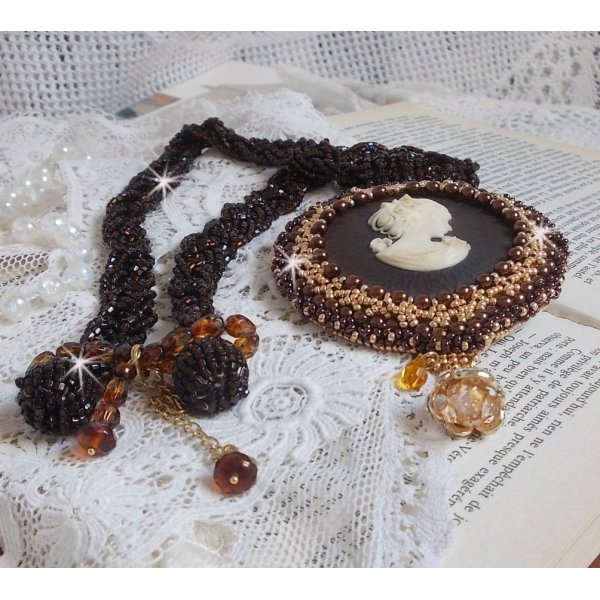 Collier pendentif Souvenir Eternel cr&eacute;e avec des perles de qualit&eacute;