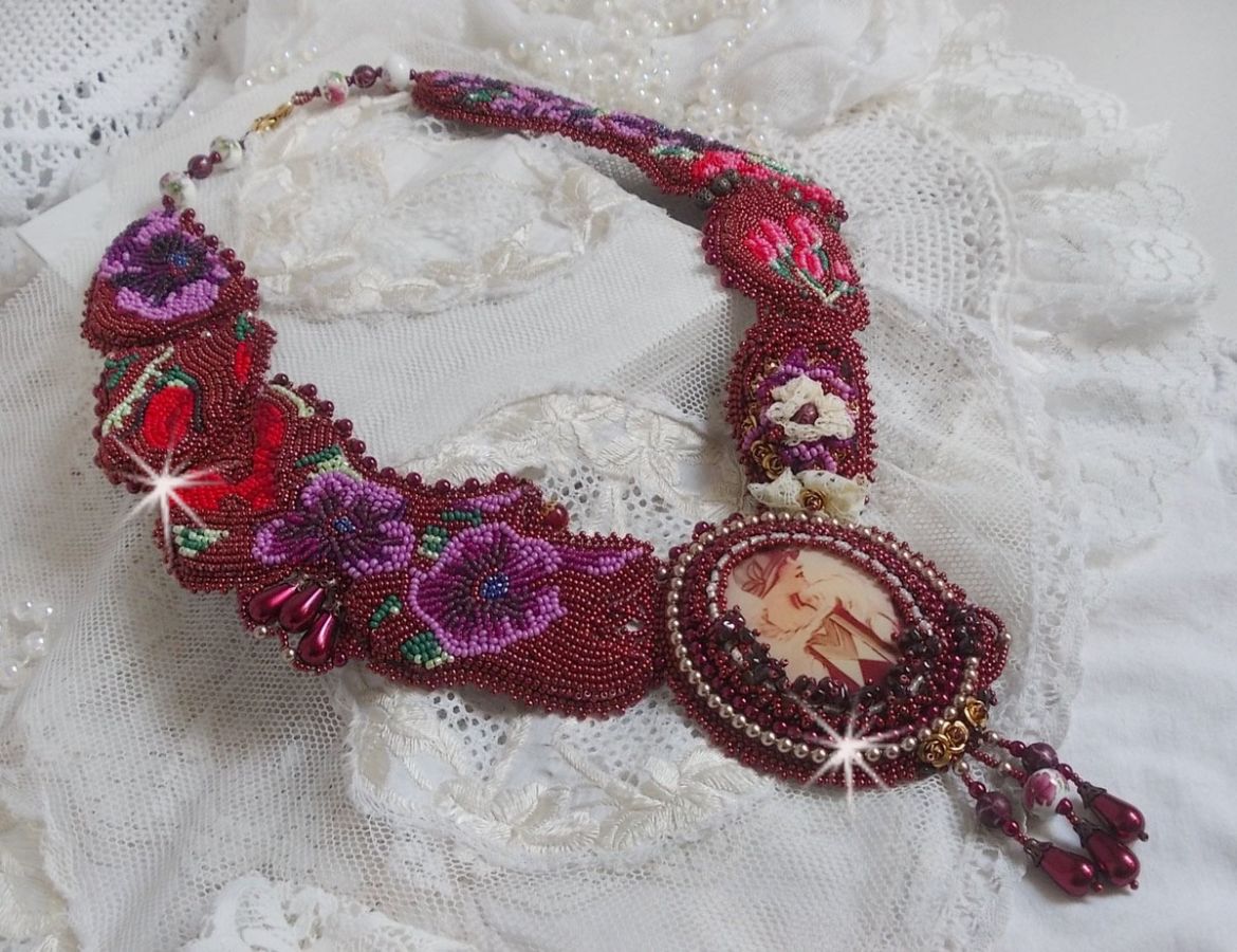 Art'D Haute-Couture Plastron-Halskette, bestickt mit verschiedenfarbigen Rocailles und Perlmuttperlen aus Swarovski-Kristall.