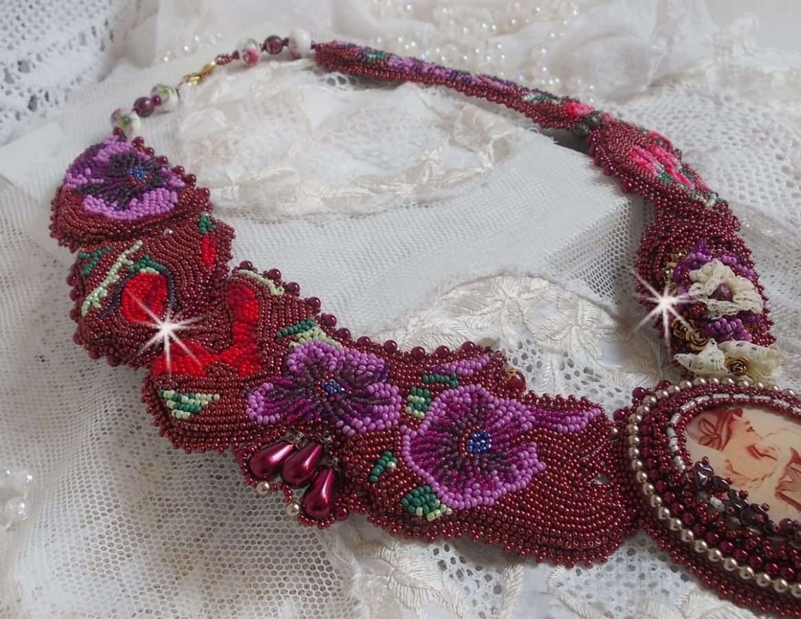 Art'D Haute-Couture Plastron-Halskette, bestickt mit verschiedenfarbigen Rocailles und Perlmuttperlen aus Swarovski-Kristall.