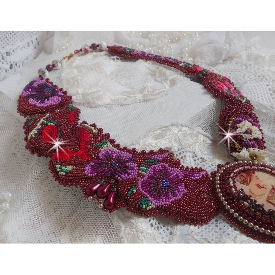 Art'D Haute-Couture Plastron-Halskette, bestickt mit verschiedenfarbigen Rocailles und Perlmuttperlen aus Swarovski-Kristall.