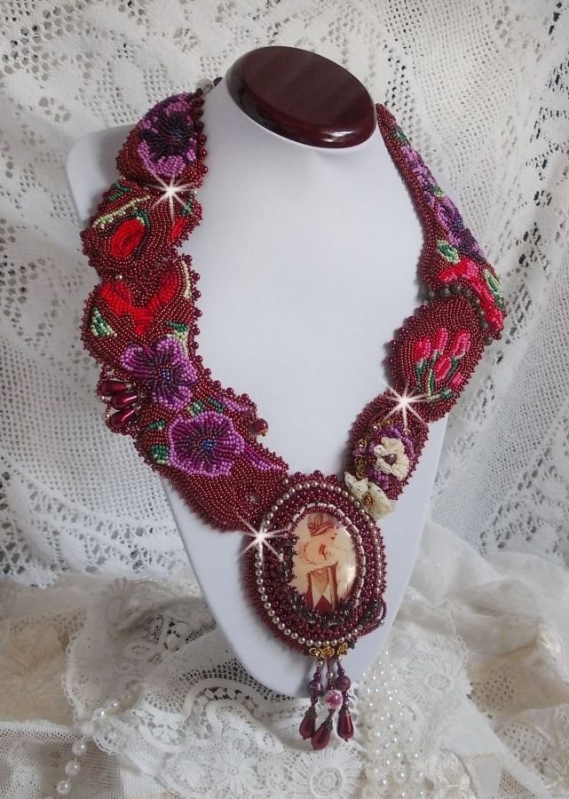 Art'D Haute-Couture Plastron-Halskette, bestickt mit verschiedenfarbigen Rocailles und Perlmuttperlen aus Swarovski-Kristall.