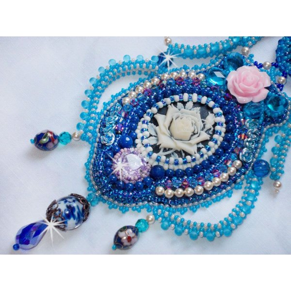 Plastron-Halskette Belle Epoque, Haute-Couture bestickt mit Swarovski-Kristallen und verschiedenen sch&ouml;nen Perlen