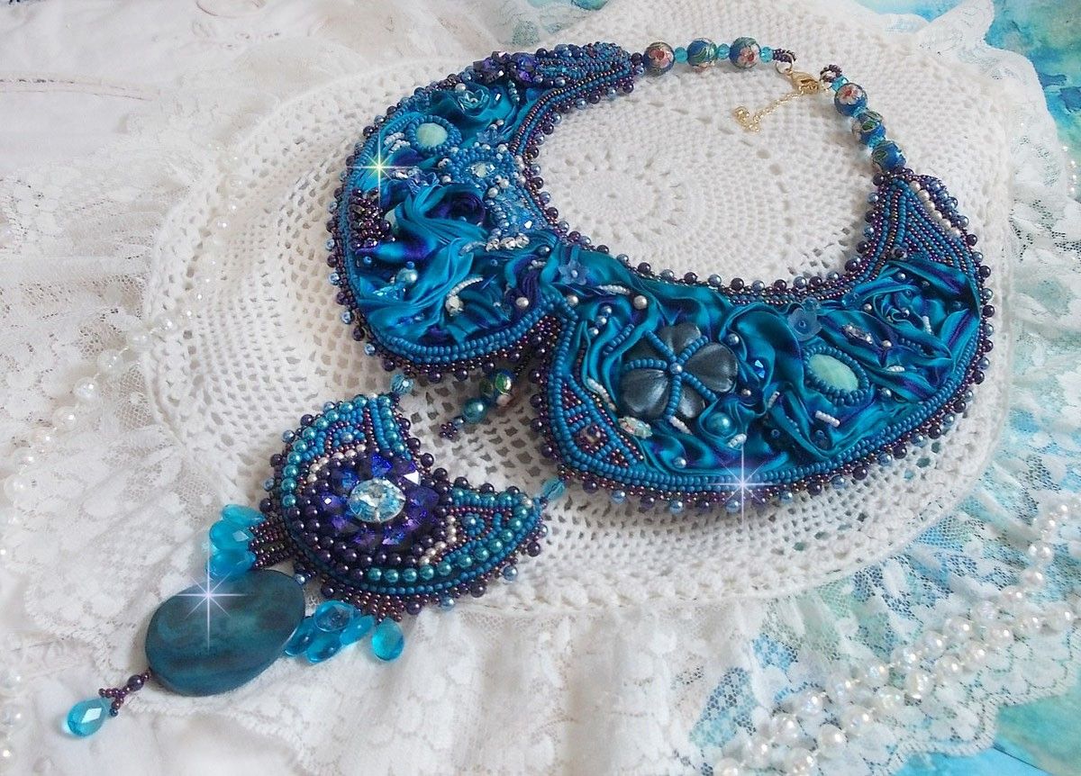 Royalblaues Haute-Couture-Plastron-Halsband, bestickt mit Purple und Duck Blue Seidenband, Kristallen und verschiedenen Perlen 