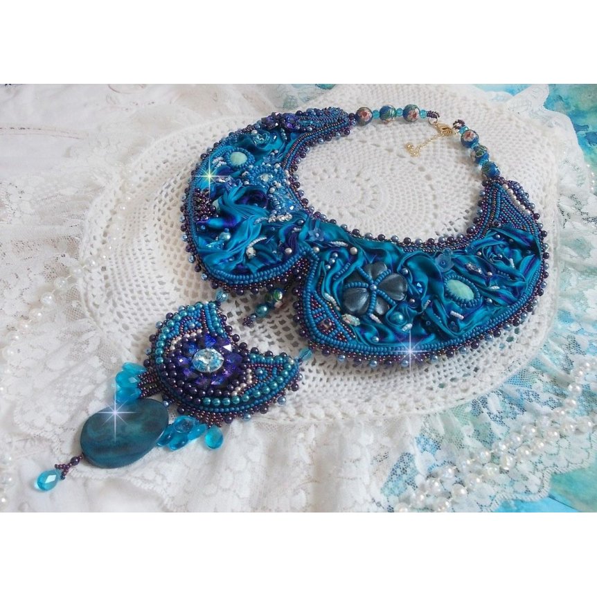 Royalblaues Haute-Couture-Plastron-Halsband, bestickt mit Purple und Duck Blue Seidenband, Kristallen und verschiedenen Perlen 