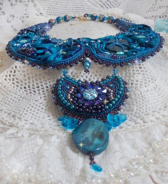 Royalblaues Haute-Couture-Plastron-Halsband, bestickt mit Purple und Duck Blue Seidenband, Kristallen und verschiedenen Perlen 