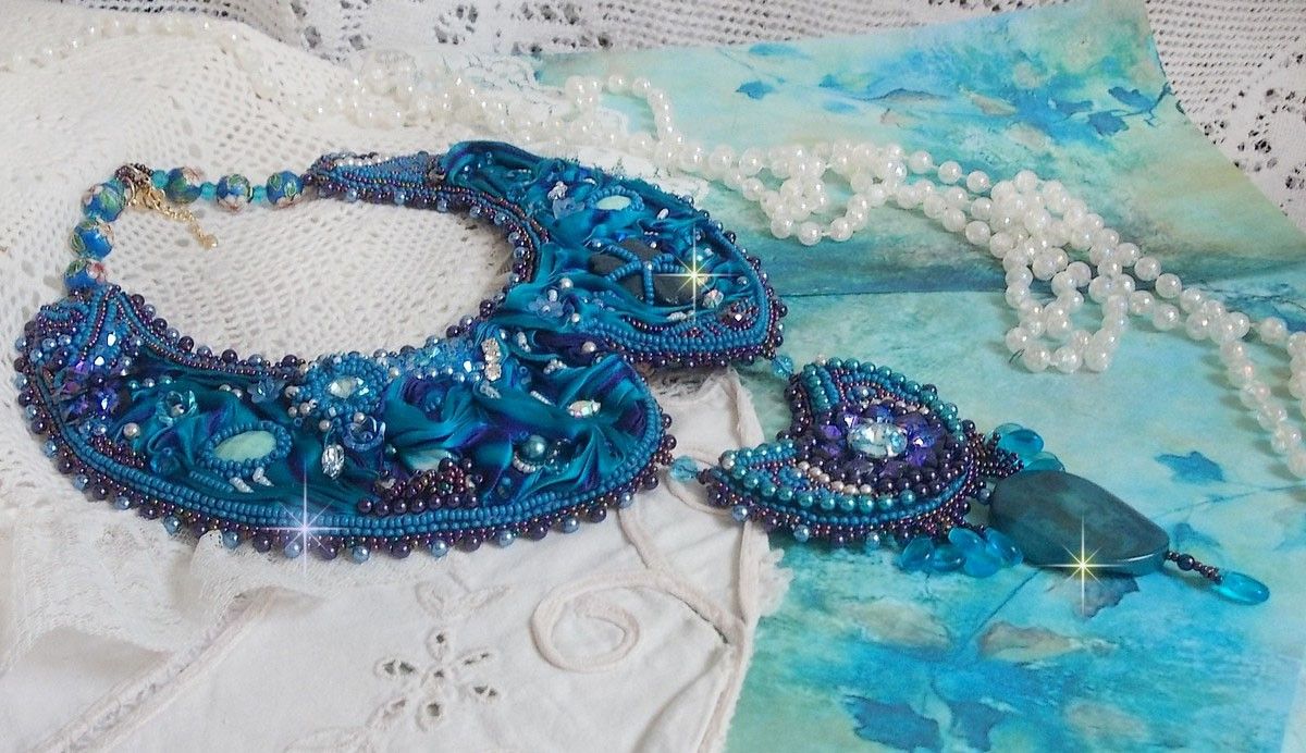 Royalblaues Haute-Couture-Plastron-Halsband, bestickt mit Purple und Duck Blue Seidenband, Kristallen und verschiedenen Perlen 