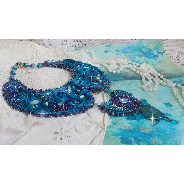 Royalblaues Haute-Couture-Plastron-Halsband, bestickt mit Purple und Duck Blue Seidenband, Kristallen und verschiedenen Perlen 