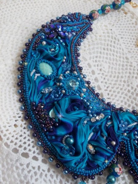 Royalblaues Haute-Couture-Plastron-Halsband, bestickt mit Purple und Duck Blue Seidenband, Kristallen und verschiedenen Perlen 