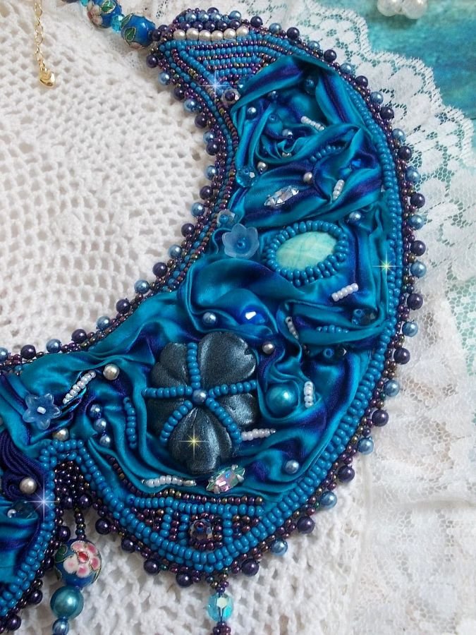 Royalblaues Haute-Couture-Plastron-Halsband, bestickt mit Purple und Duck Blue Seidenband, Kristallen und verschiedenen Perlen 