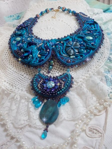 Royalblaues Haute-Couture-Plastron-Halsband, bestickt mit Purple und Duck Blue Seidenband, Kristallen und verschiedenen Perlen 