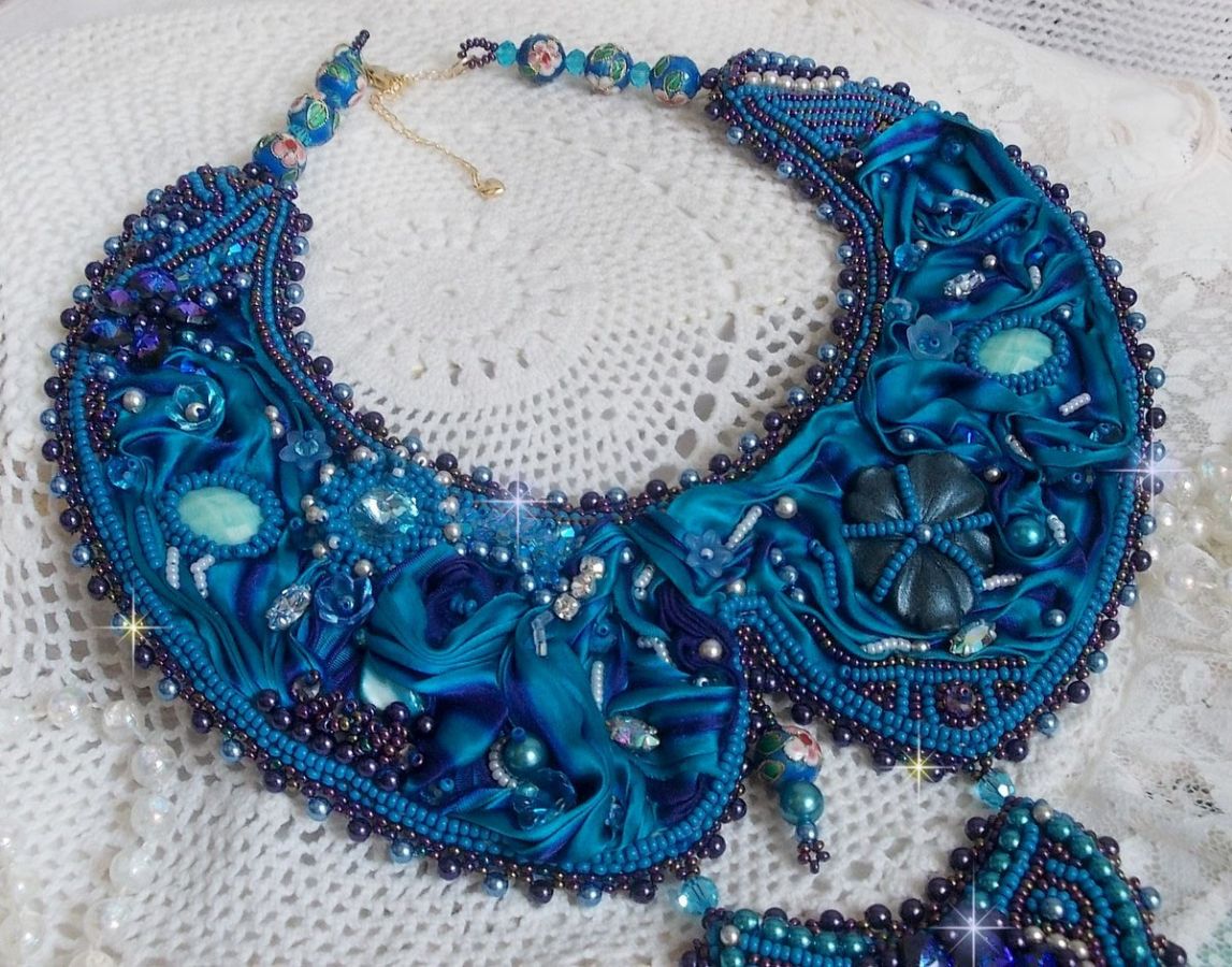 Royalblaues Haute-Couture-Plastron-Halsband, bestickt mit Purple und Duck Blue Seidenband, Kristallen und verschiedenen Perlen 