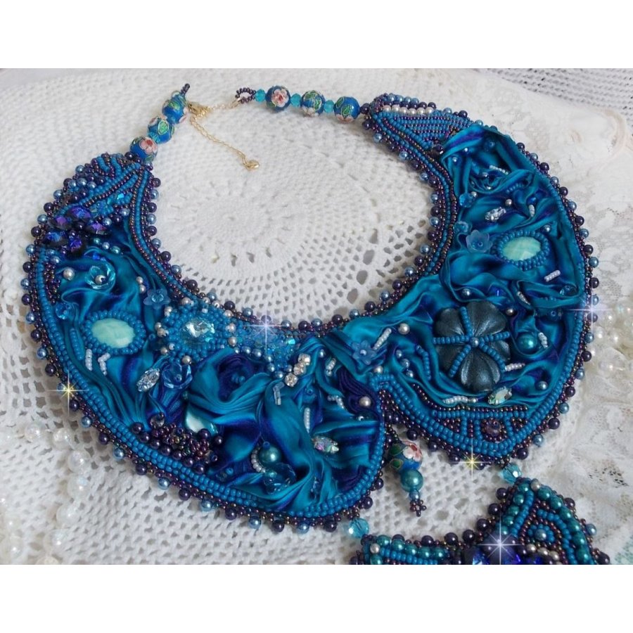 Royalblaues Haute-Couture-Plastron-Halsband, bestickt mit Purple und Duck Blue Seidenband, Kristallen und verschiedenen Perlen 